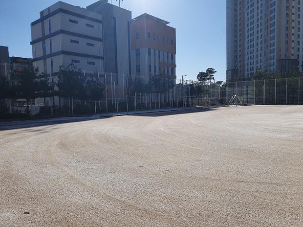 학교 운동장 잡초 제거, 안전하게 해룡면상삼출장소유치원! 전국산업안전 숙련된 시공! 관련 이미지