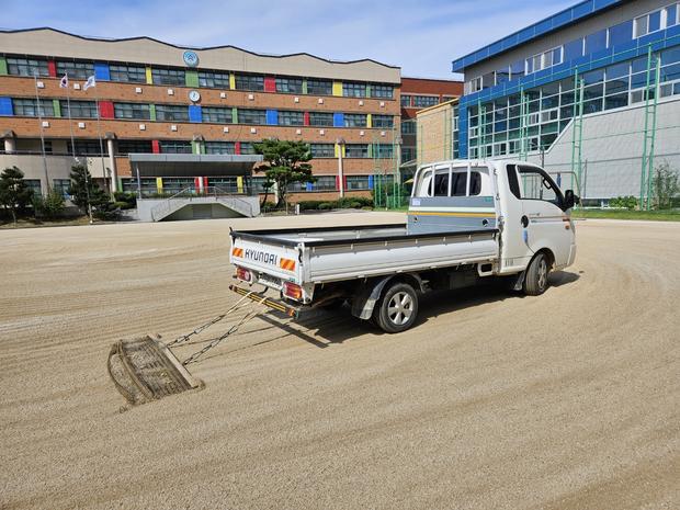 학교 운동장 관리, 안전에 최신 기술로! 해룡면 신대출장소중학 교사들,  안전은 누구...