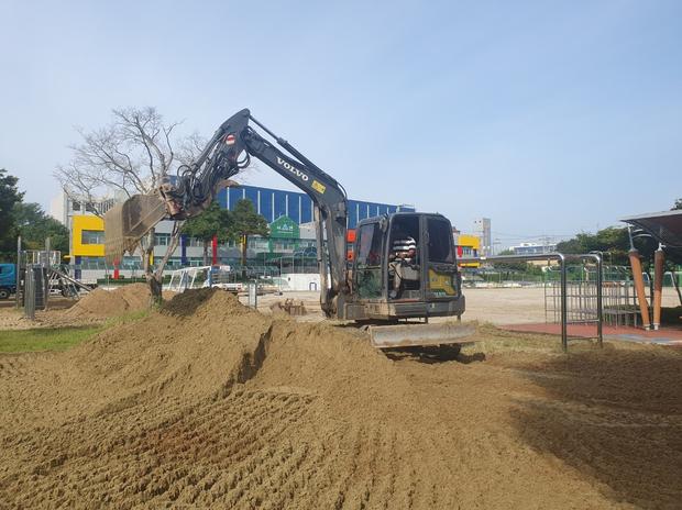 황전면고등학교 운동장 잡초 제거, 전국산업안전으로 안전하고 지속가능한 운동 공간 만들...