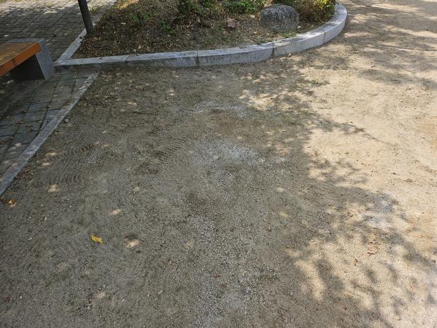 낙안면초등학교 운동장 잡초 제거: 전국산업안전으로 건강한 운동장 만들어보세요! 관련 이미지