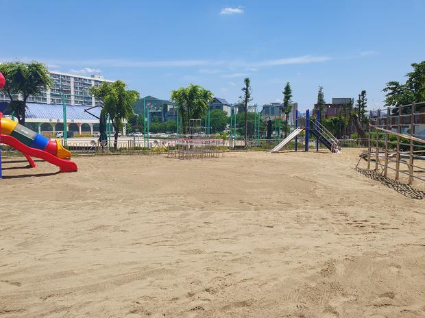 낙안면초등학교 운동장 잡초 제거: 전국산업안전으로 건강한 운동장 만들어보세요!