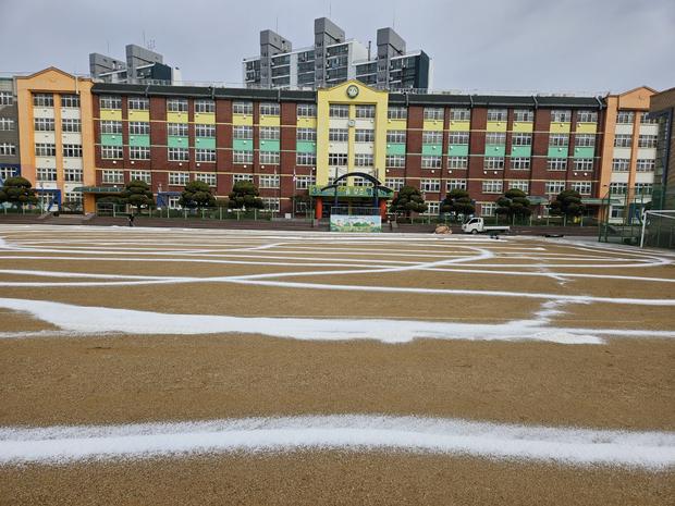 상사면초등학교 운동장, 안전과 품질 최우선! 전국산업안전으로 건강한 활동하세요