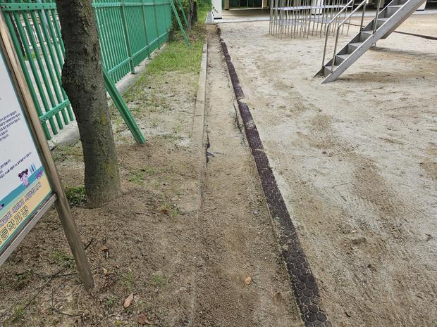 학교 운동장 잡초 제거! 전문 시공으로 안전하고 정돈된 공간 만들어요!