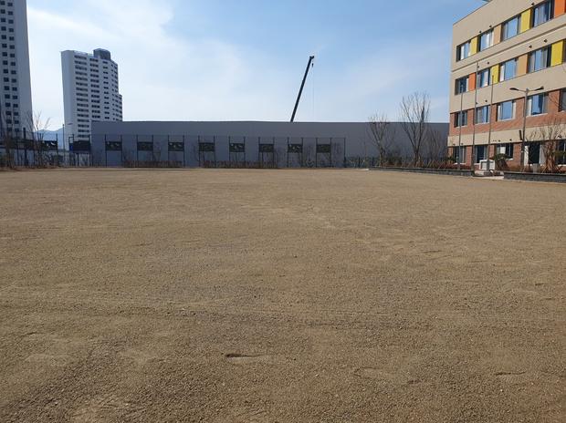 상사면중학교 운동장 모래보충, 전국산업안전으로 건강하고 안전한 놀이 공간 만들어봐!