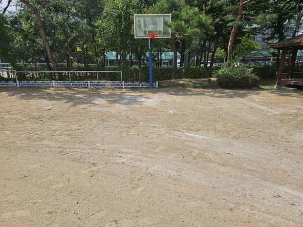 향동유치원 운동장 잡초 제거,  전국산업안전으로 건강한 놀이터 만들기! 관련 이미지