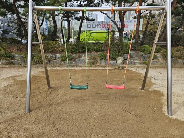 학교 운동장 잡초 제거: 전국산업안전으로 건강한 환경 만들어보세요! 관련 이미지