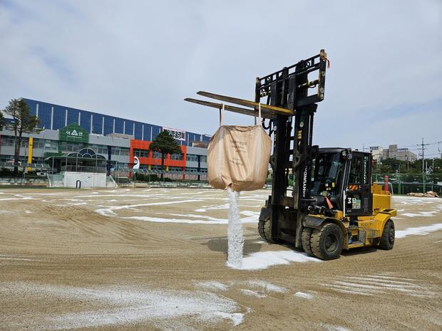 매곡동초등학교 운동장 관리, 전국산업안전으로 걱정 마세요!