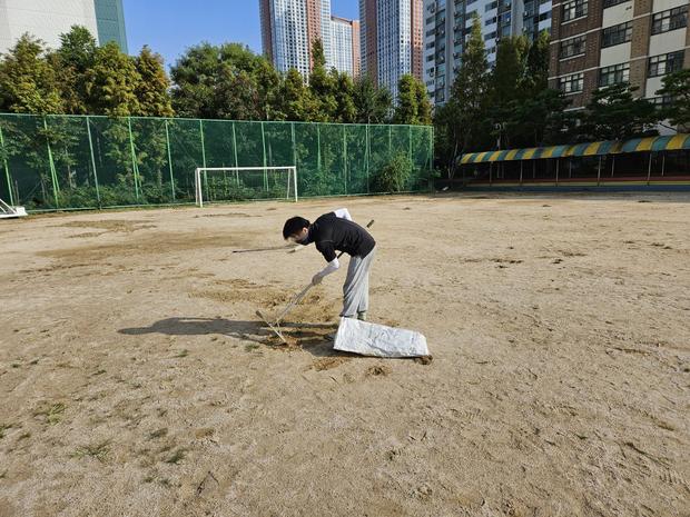 매곡동중학교 운동장 소금살포! 전국산업안전으로 깨끗하고 안전한 운동 공간 만들어보세요. 관련 이미지