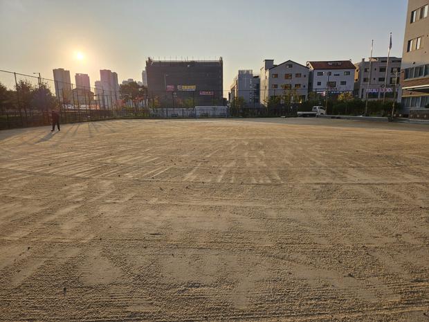 삼산동고등학교 운동장 잡초 제거, 전국산업안전으로 더욱 건강한 놀이 공간 만들기!