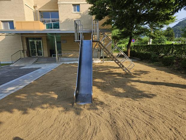 학교 운동장 잡초 제거: 전국산업안전으로 안정적인 운영 유지!