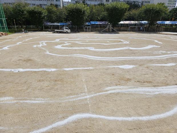 조곡동중학교 운동장 모래 보충, 전국산업안전으로 안전하고 튼튼한 놀이터 만들기! 관련 이미지