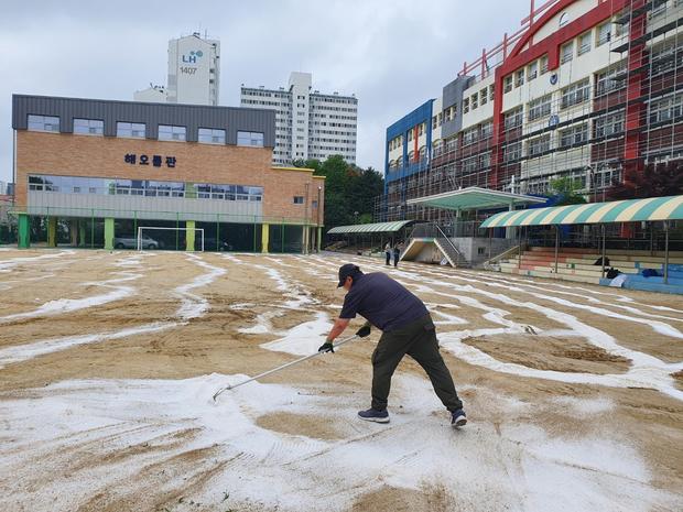 조곡동중학교 운동장 모래 보충, 전국산업안전으로 안전하고 튼튼한 놀이터 만들기!