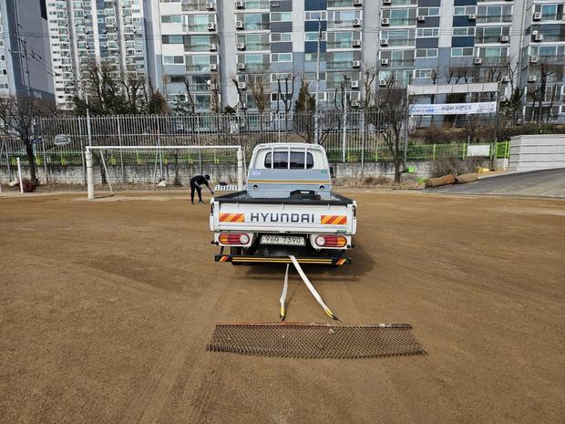 학교 운동장 잡초 제거! 전문 시공, 안전 & 신뢰  ?