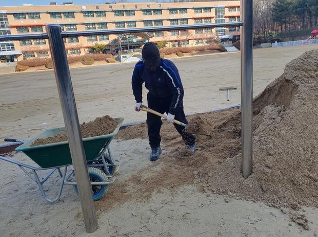 풍덕동초등학교 운동장 잡초 제거: 전문 안전 시공으로 건강하고 깨끗한 놀이터 만들기 관련 이미지