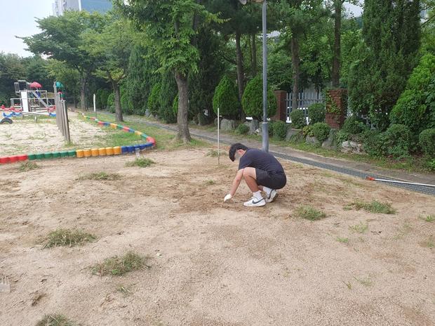 남제동초등학교 운동장 잡초 제거! 전국산업안전으로 안전하고 깨끗한 놀이 공간 만들어보세요! 관련 이미지