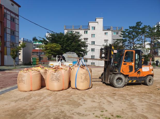 저전동초등학교 운동장 소금살포! ? 안전하고 깨끗한 공간 만들어 보세요! 관련 이미지