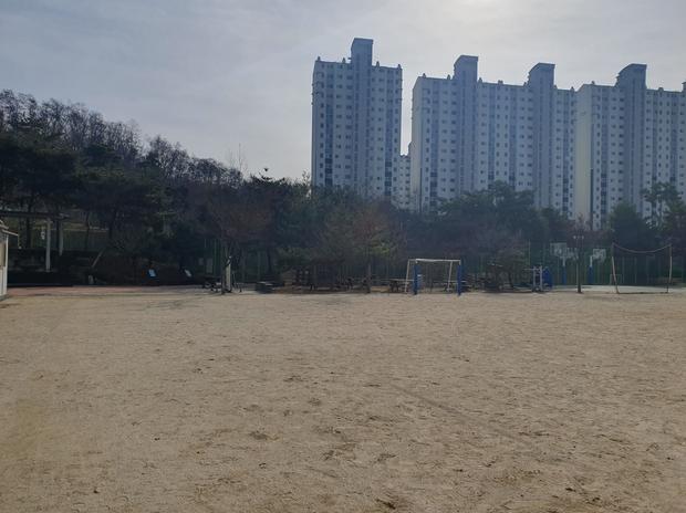 저전동고등학교 운동장 잡초 제거: 전국산업안전으로 깨끗하고 안전한 장비를 위한 필수!