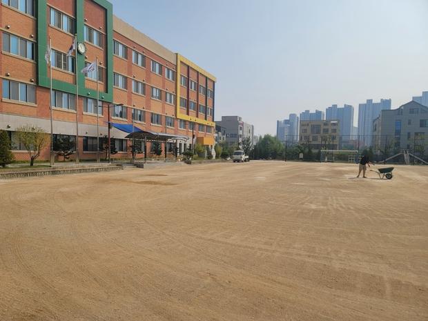 장천동고등학교 운동장 잡초 제거, 전국산업안전 믿음직한 시공!