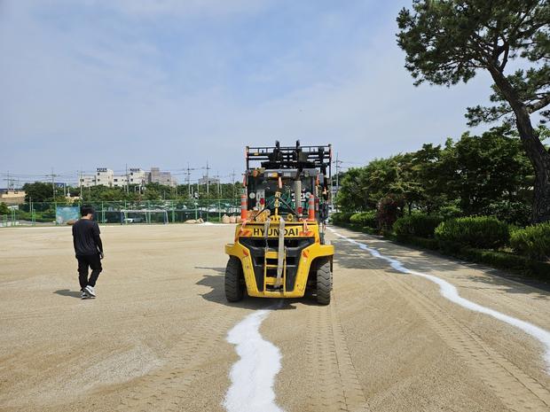 학교 운동장 잡초 제거: 전국산업안전 핵심! 왕조1동초등학교 성공 사례 관련 이미지