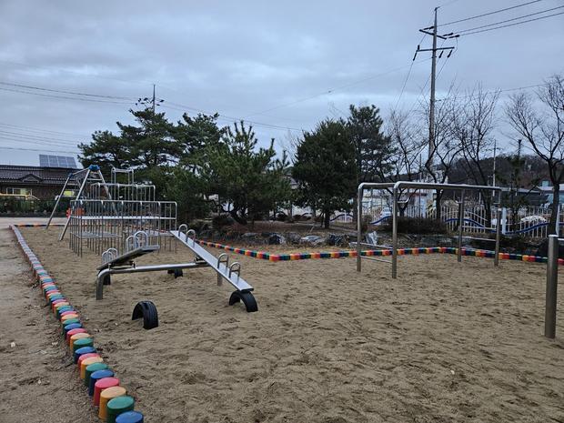 **학교 운동장 안전, 왕조1동어린이집! 전문 시공으로 걱정 없이 놀아요.**
