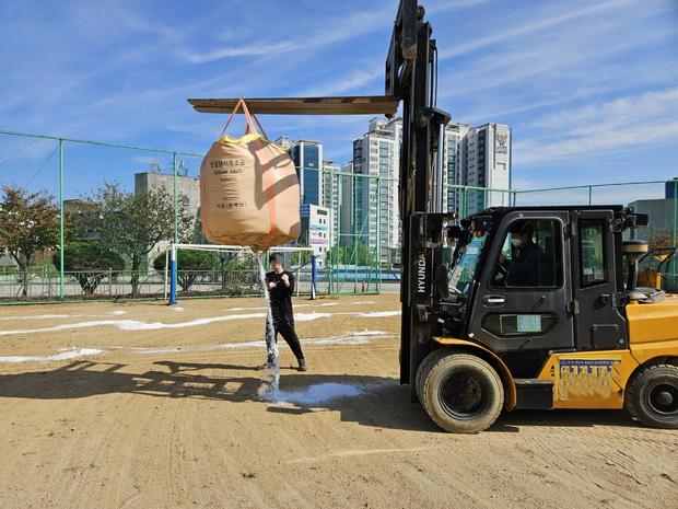 학교 운동장 잡초 제거, 전국산업안전으로 더욱 건강하게! 관련 이미지
