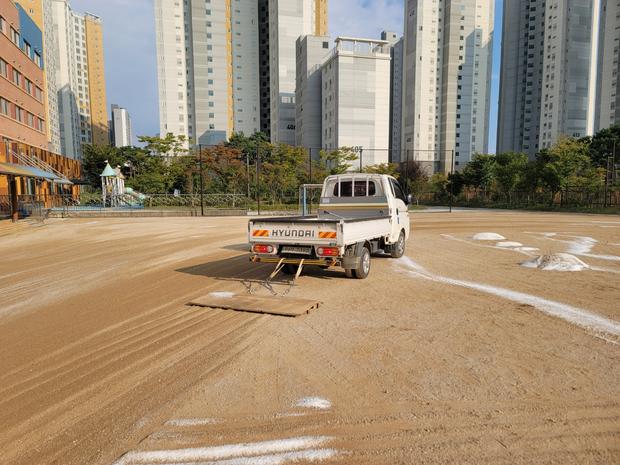 학교 운동장 잡초 제거? 전문 시공으로 안전하고 효과적으로 관리하세요! 관련 이미지