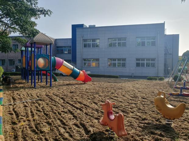나주시고등학교 운동장 잡초 제거: 전문 시공으로 안전하고 깨끗한 놀이터 만들어보세요! 관련 이미지