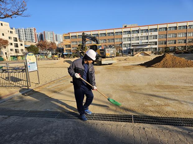 남평읍초등학교 운동장 잡초 제거! 전문 시공으로 안전하고 깨끗한 공간 만들어 보세요! 관련 이미지