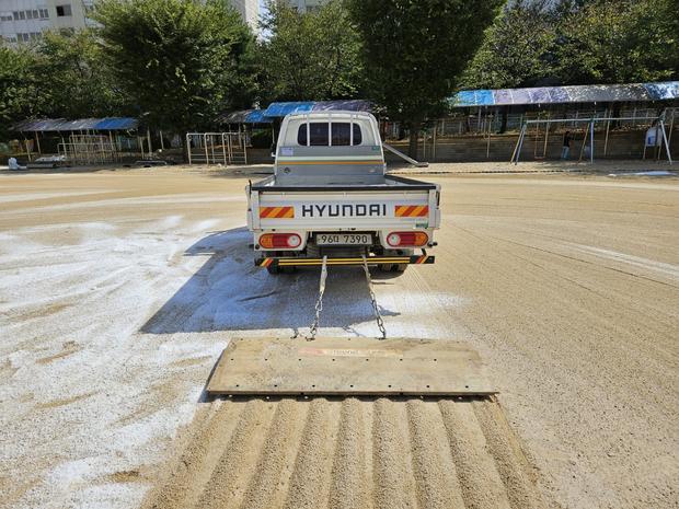 학교 운동장 잡초 제거: 전국산업안전으로 안전하고 깨끗한 놀이터 만들어요! 관련 이미지