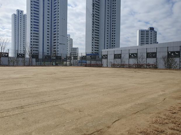 학교 운동장 잡초 제거: 전국산업안전으로 안전하고 깨끗한 놀이터 만들어요!