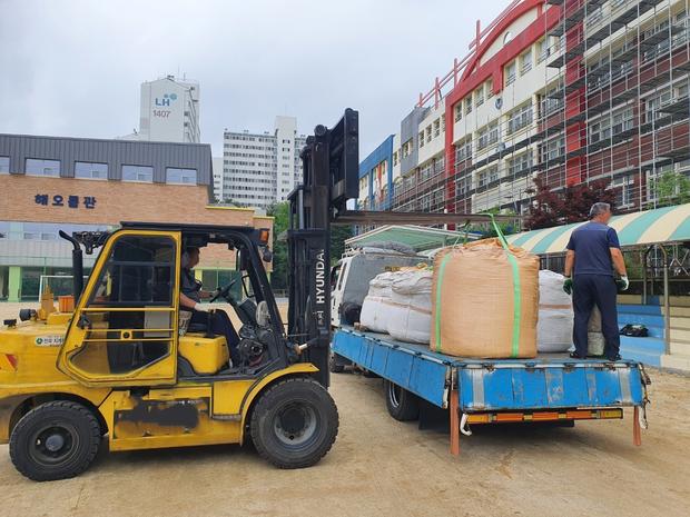 동강면초등학교 운동장 모래보충 ?‍♂️ 안전 & 신뢰, 전국산업안전으로 건강한 놀이터...