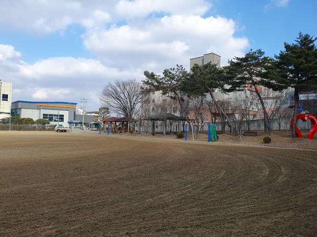 학교 운동장 잡초 제거, 안전과 효율성까지 전국산업안전으로! ??