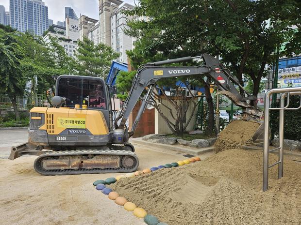 학교 운동장 잡초 제거: 전문 시공으로 안전하고 깨끗한 공간 만드세요!