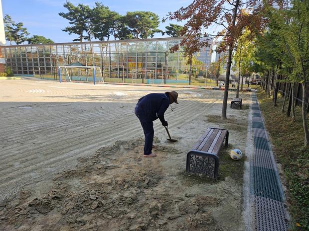 학교 운동장 잡초 제거, 안전한 놀이터 만들어 줄까요? 전문 시공으로 고민 해결! 관련 이미지