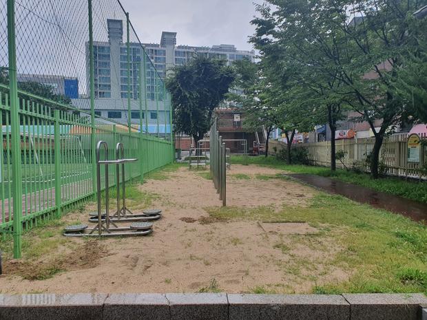 이창동어린이집운동장 잡초 제거: 전국산업안전으로 놀이터를 더욱 깨끗하게! 관련 이미지