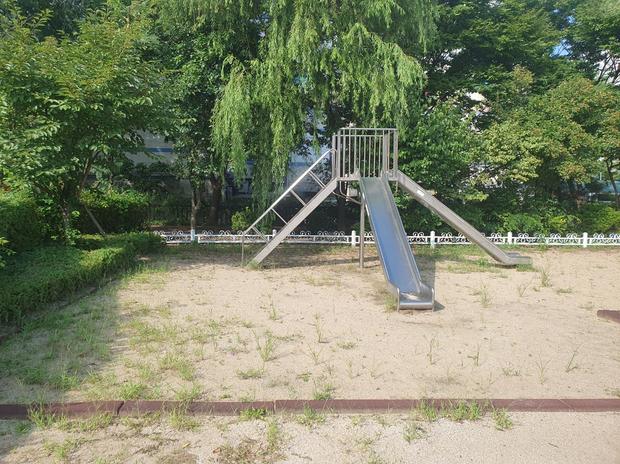 광양시 유치원 운동장 잡초 제거! 전국산업안전으로 안전하고 깨끗한 공간 만들어봐요! 관련 이미지