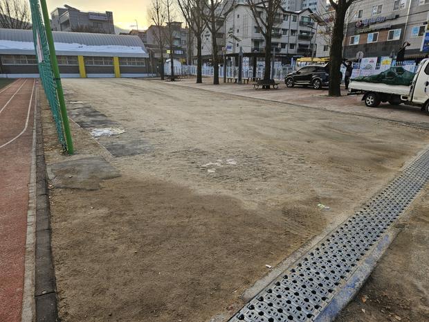 광양병설유치원 운동장 모래보충: 전국산업안전으로 깨끗하고 안전한 놀이터 만들기 관련 이미지