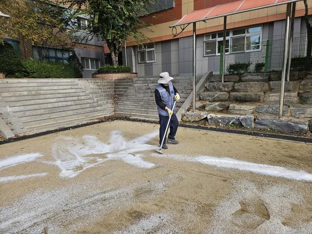 광영동중학교 운동장 잡초 제거, 전국산업안전으로 완벽하게!