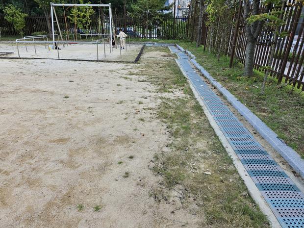 광영동고등학교 운동장 잡초 제거: 전문 시공으로 안전하고 아름다운 공간 만들기!