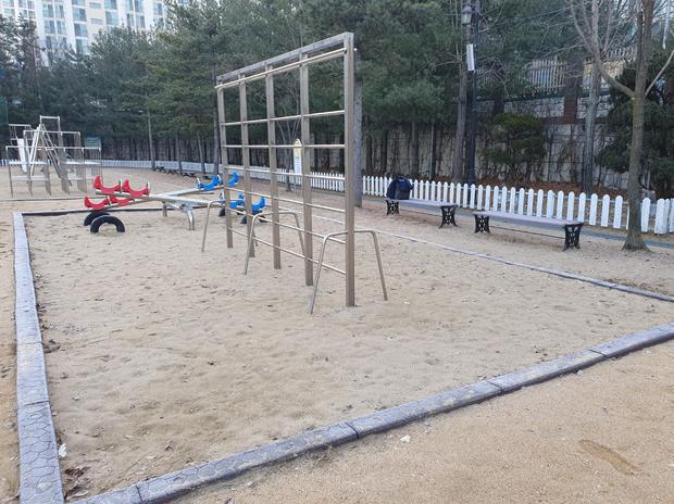 봉산면병설유치원 운동장 소금살포: 학교 시설관리 전문가로부터 안전하고 효율적인 관리 방법 관련 이미지
