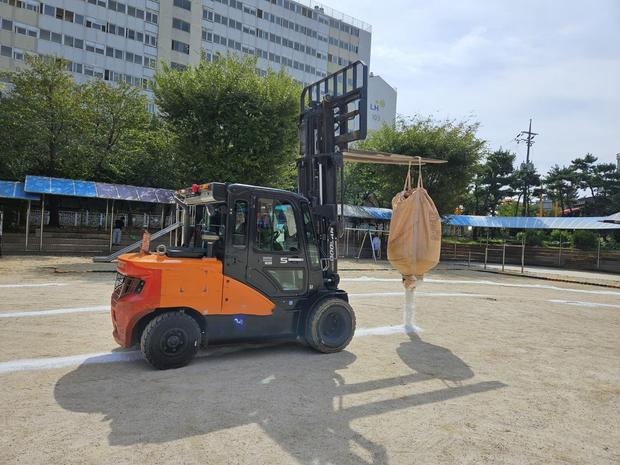 **가사 문학면 유치원 운동장 소금살포: 학교 시설 안전에 대한 전국산업안전의 중요성!**