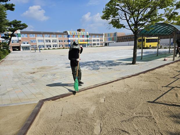 가사문학고 운동장 잡초 제거, 전국산업안전으로 안전하고 깨끗한 곳 만들어보세요!
