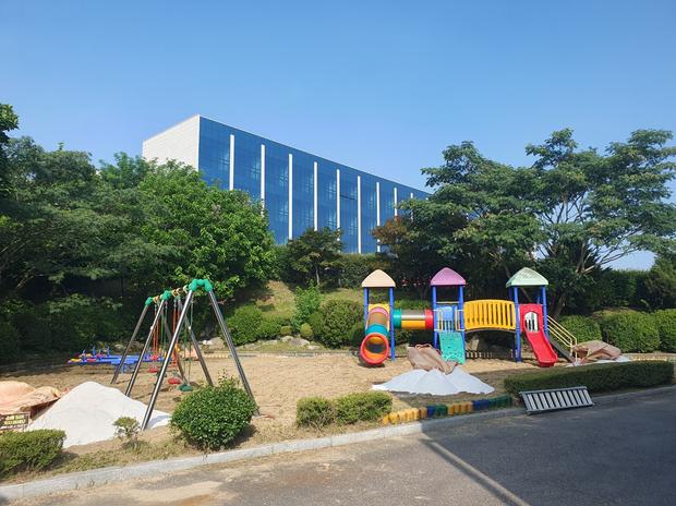 학교 운동장 소금살포 안전! 전국산업안전으로  더욱 신뢰할 수 있는 즐거움! 관련 이미지