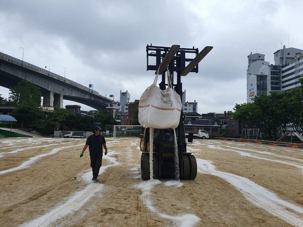 창평면어린이집 운동장 소금살포 전문 안전 시공, 학교 건설 최적화!