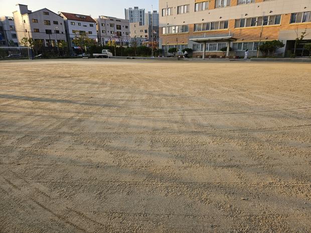 학교 운동장 잡초 제거, 전국산업안전으로 안전하고 건강하게!