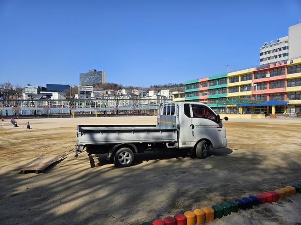 금성면고등학교 운동장 잡초 제거, 전문 시공으로 안전하고 깨끗한 공간 만들기!