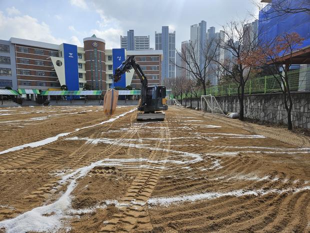 학교 운동장 잡초 제거: 전국산업안전, 안전하고 오랫동안 사용할 수 있도록! 관련 이미지
