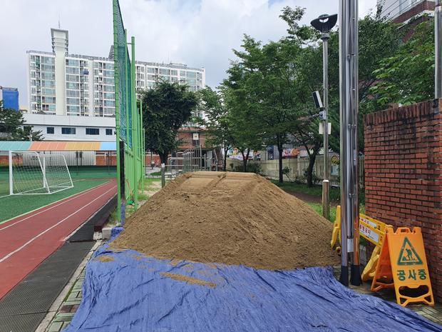 곡성읍고등학교 운동장 모래보충, 전국산업안전으로 안정적인 놀이터 만들어봐!