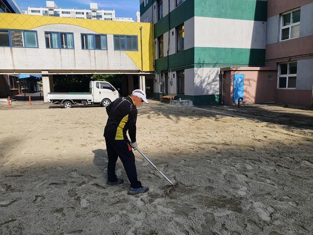 목사동면고등학교 운동장 소금살포: 전국산업안전으로 빛나는 안전한 운영!