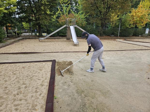 옥과면초등학교 운동장 잡초 제거: 전국산업안전으로 건강하고 안전한 활동 공간 만들기